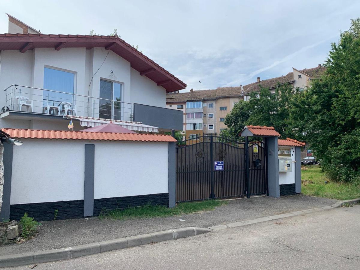 White House Guest House Hunedoara Exterior photo