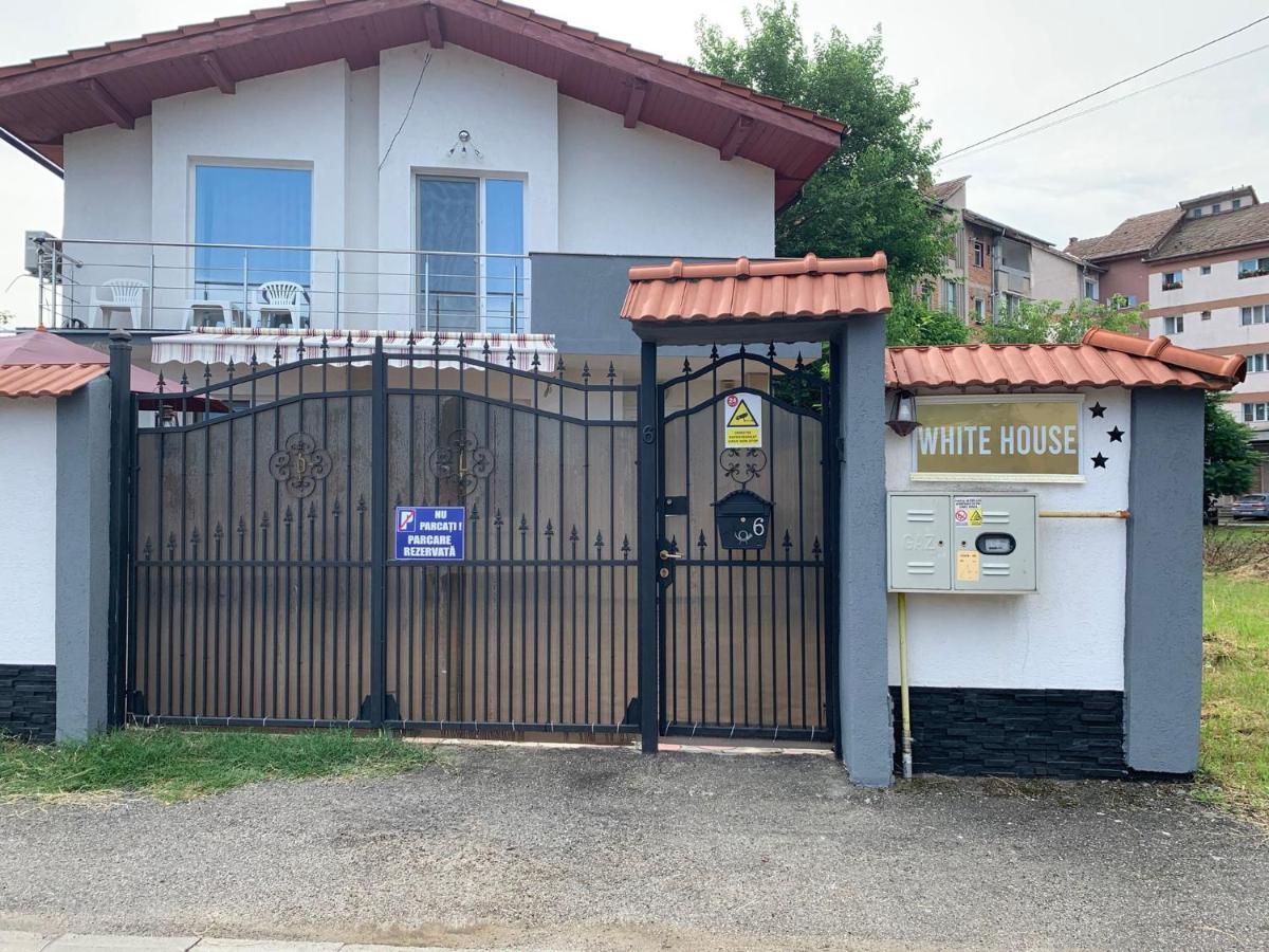 White House Guest House Hunedoara Exterior photo